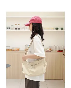 Minimalistische beige Nylon-Umhängetasche für Damen Crossbody