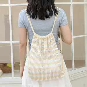 Mochila de punto estilo japonés con cordón y diseño de rayas amarillas caladas