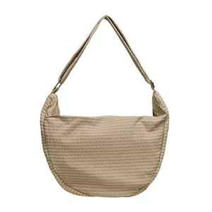 Bolso de mensajero de lona a cuadros beige y blanco con correa ancha ajustable