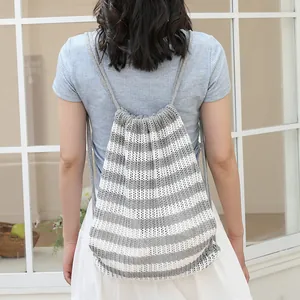 Mochila informal de punto a rayas con cordón y diseño calado de moda para mujer.