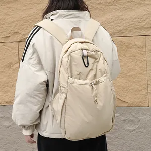 Mochila de nailon acolchada beige con bolsillo con cordón y estilo japonés minimalista