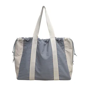 Elegante bolso tote de nailon con cordón y un diseño casual de bloques en gris y crema