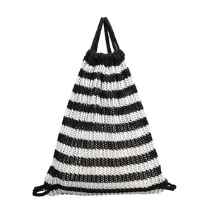 Mochila casual de punto a rayas blancas y negras con cordón ajustable para mujer.