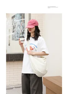 Detailansicht der weißen Bubble-Struktur-Knödeltasche als Crossbody im Streetstyle-Look