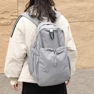 Mochila minimalista de nailon gris con diseño plisado elegante y cierre de cordón