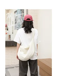Rückansicht eines Models mit einer stylischen weißen Bubble-Texture Umhängetasche.