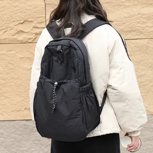 Mochila informal japonesa de nailon negro con un cordón ajustable y un mosquetón
