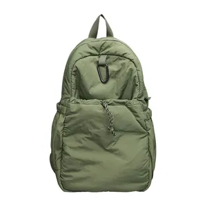 Mochila moderna de nailon acolchado verde oliva con bolsillo de cordón y mosquetón
