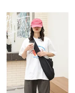 Detailansicht der schwarzen Bubble-Textur einer Nylon-Tasche, getragen von einem Model