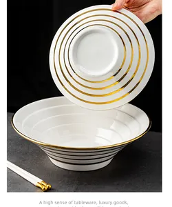 Bol à ramen de luxe en céramique blanche avec détails dorés.
