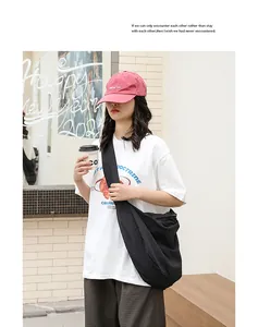 Lässige schwarze Nylon-Umhängetasche mit Blasenstruktur für Damen im Dumpling-Stil.