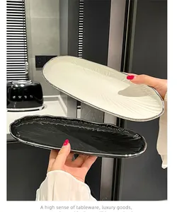 Vue détaillée d'une assiette en céramique texturée avec bordure argentée