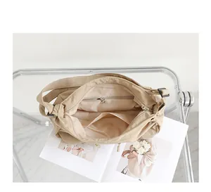 Detailansicht des geräumigen Innenlebens mit mehreren Taschen einer beigen Nylontasche