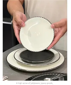 Gros plan d'une assiette en céramique moderne avec texture spirale et bord noir