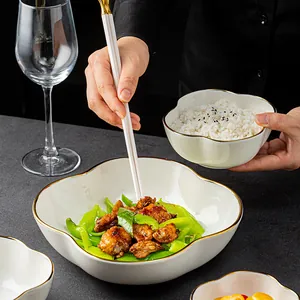 Elegante set di ciotole in ceramica a forma di fiore con bordo dorato per insalata