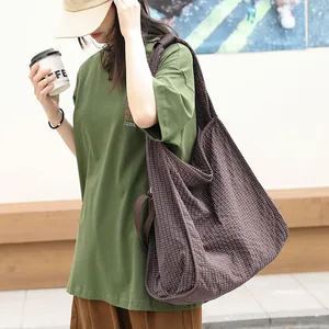 Elegante bolso tote informal de cuadros marrones para mujer en lona resistente de estilo urbano