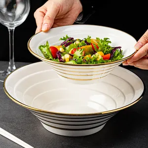 Bol à ramen japonais en céramique blanche élégant avec rayures dorées et bord pour salade.