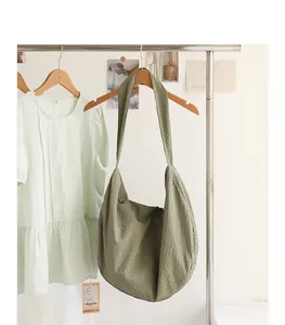 Detailansicht der salbeigrünen Hobo-Tasche mit einzigartiger Noppenstruktur.