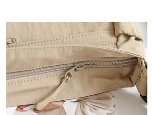 Detaillierte Nahaufnahme des Reißverschlusses und des Nylonstoffs einer schlichten Kuriertasche.