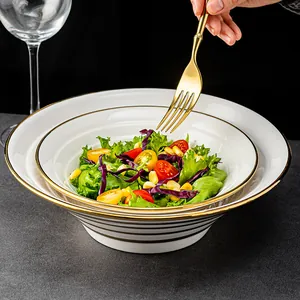 Bol à ramen en céramique blanche de qualité avec bord doré élégant et présentation de salade