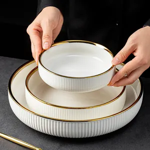 Assiette Creuse de Luxe en Céramique Avec Bord Doré à Rayures Verticales Gauffrées Assiette à Soupe Assiette à Salade de Fruits Cuisine Occidentale Moderne Minimaliste Vaisselle de Maison