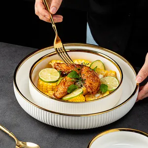 Assiette creuse en céramique blanche de luxe avec texture côtelée et bord doré