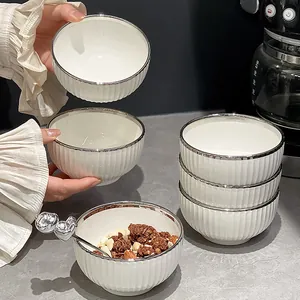 Elegante cuenco de cerámica blanca con borde plateado y textura acanalada para el hogar