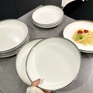 Assiettes modernes en céramique blanche avec élégant bord argenté et bords côtelés chics