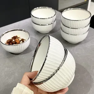 Elegantes cuencos de cerámica blanca con textura estriada y borde plateado de lujo