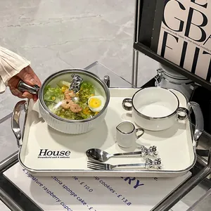Élégant service de table en céramique pour une personne avec motifs d'ours sur les poignées