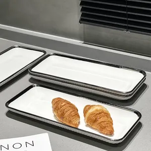 Assiette rectangulaire en céramique blanche avec bord argenté pour sushi et dessert