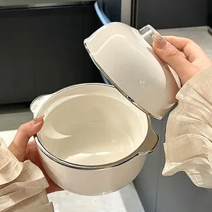 Ensemble de bols en céramique crème minimaliste avec couvercle et bordure argentée chic.