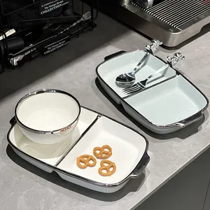 Assiette divisée en céramique blanche avec bord argenté et ensemble de couverts