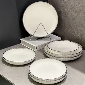 Assiettes élégantes en céramique blanche avec bord argenté pour le petit-déjeuner