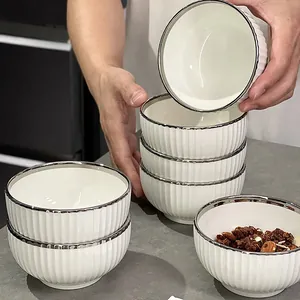 Elegante juego de cuencos de cerámica blanca con borde plateado y textura acanalada