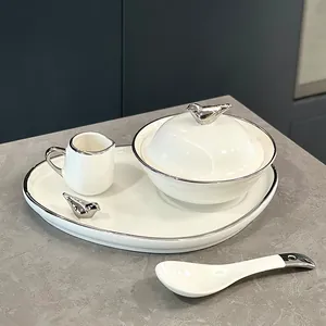 Luxe witte keramische dessertschalen set met zilveren vogelmotief deksel en dienblad