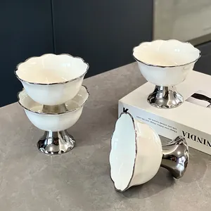 Elegante weiße Fuß-Dessertschalen mit silbernem gewelltem Rand für Eiscreme und Snacks