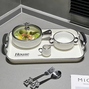 Élégant service de table en céramique blanche avec poignées ours argentées et plateau
