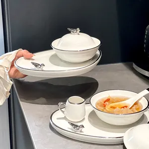 Elegant keramisch dessertschalen-set met deksel en dienblad met zilveren vogelaccenten