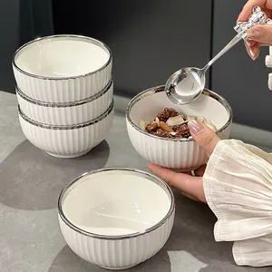 Elegante tazón de arroz de cerámica blanca con rayas verticales y borde de plata