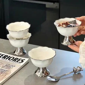 Elegante Dessertschale aus Keramik mit hohem Fuß, silberner Basis und Blumenrand