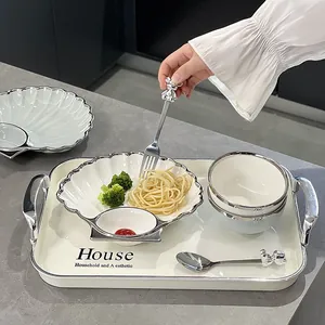 Set da colazione in ceramica a forma di conchiglia con piattino per aceto e vassoio coordinato