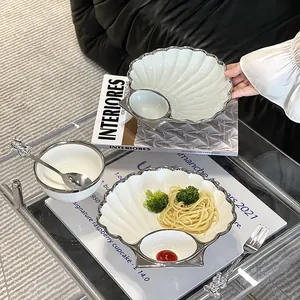 Set di piatti in ceramica a forma di conchiglia con ciotolina e posate a tema orsetto