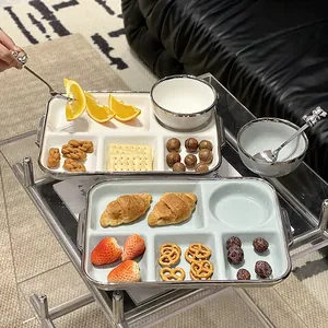 Ensemble de plateaux divisés en céramique haut de gamme avec bols pour repas sains.