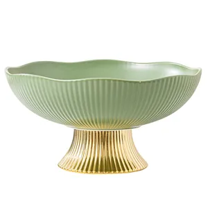 Élégante coupe à fruits de luxe en céramique verte avec pied doré et design côtelé