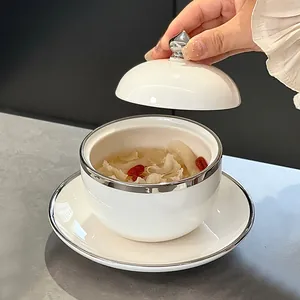 Elegante olla de cerámica blanca con tapa y platillo con borde plateado