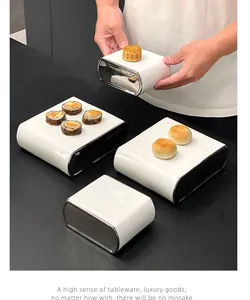 Présentoir minimaliste en céramique blanche avec bordure argentée pour sushis et desserts