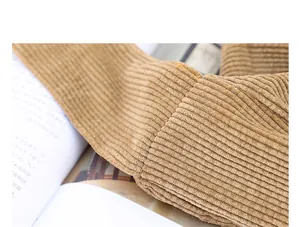 Primer plano del detalle de la textura de pana marrón del bolso de hombro para mujer