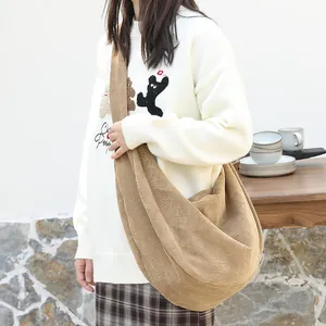 Bolso bandolera grande de pana marrón estilo japonés informal diseño de media luna.