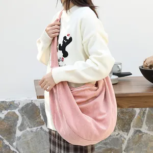 Bolso hobo grande de pana rosa para mujer con un diseño estético japonés informal